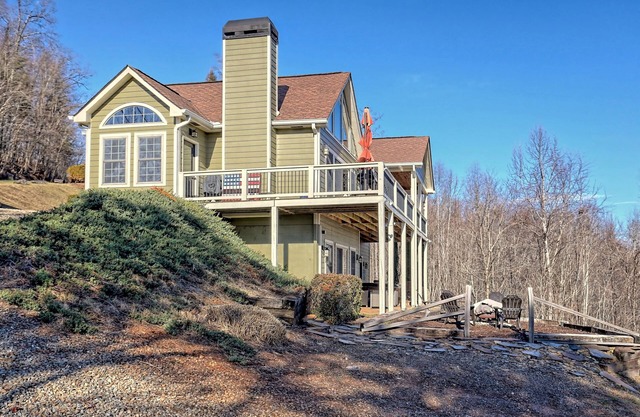 The Overlook by Chatuge Home Concierge Awesome lake and mountain views, fire pit, hot tub, gas grill