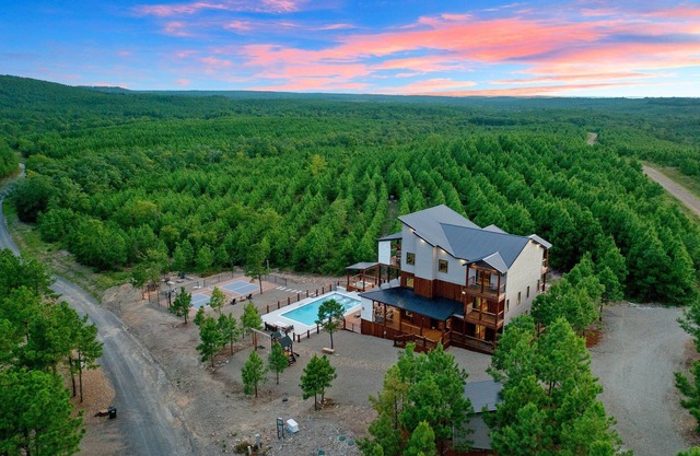 The Overlook w/Outdoor Pool, EV Outlet, Unbelievable Views, Pickleball