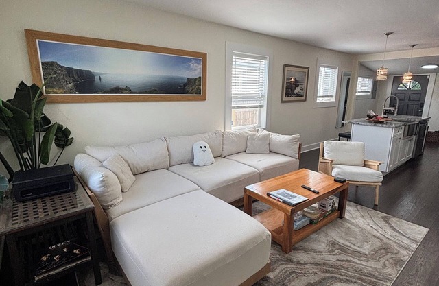 The Pad is a Newly renovated home -2024 - comfortable with modern amenities.