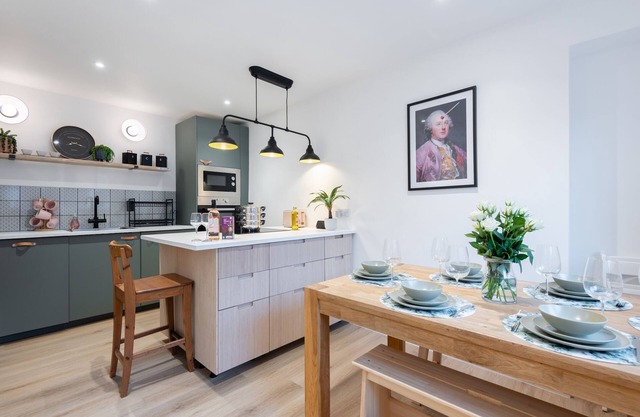 The Pinkish House - 4 bed home in Blairgowrie town centre