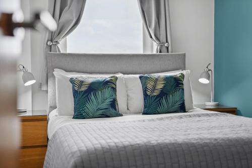 The Pinnacle by Cotels - CENTRAL LOCATION, PARKING, FIBRE WIFI, SMART TV, FULLY EQUIPPED KITCHEN