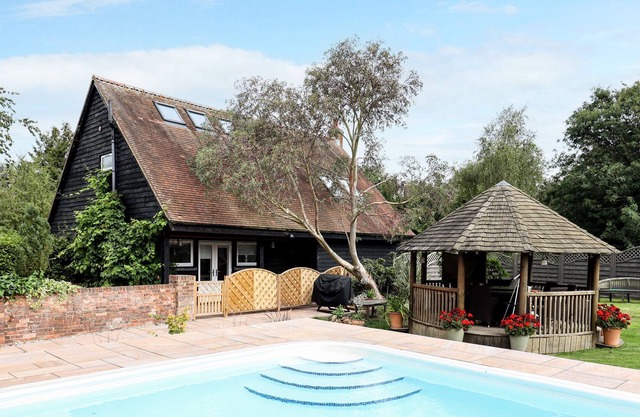 THE POOL HOUSE, pet friendly, with pool in Whitwell, Hertfordshire