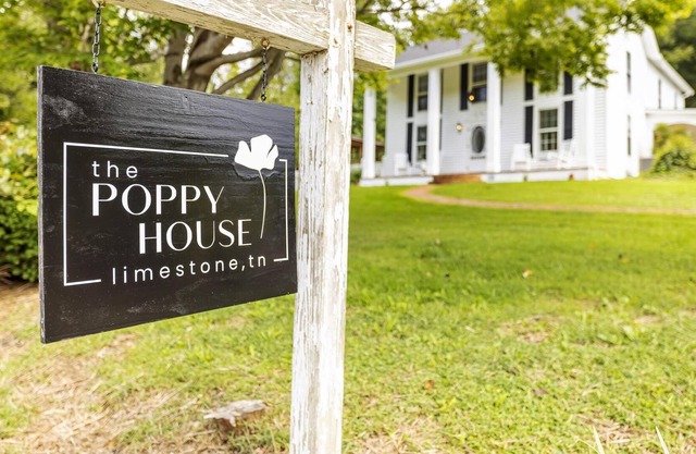 The Poppy House - Limestone Farmhouse Getaway