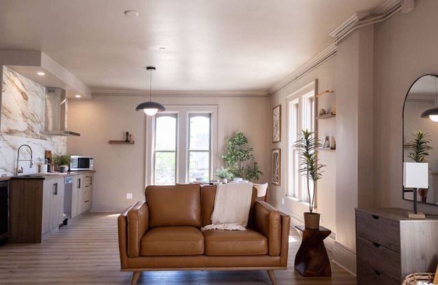 The Queenie - 3 minutes walk from Avenir Centre
