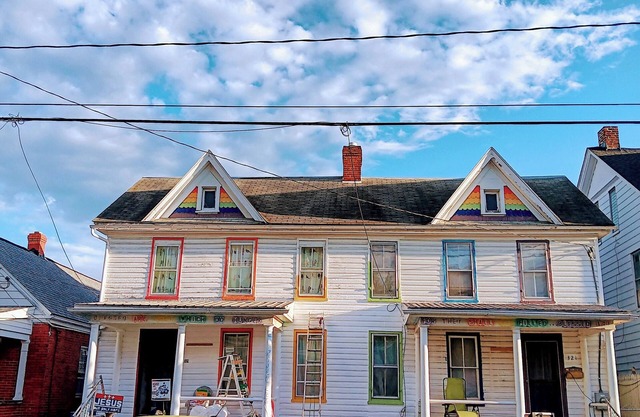 "The Rainbow House" of Martinsburg, West by God Virginia.nn1-bedroom