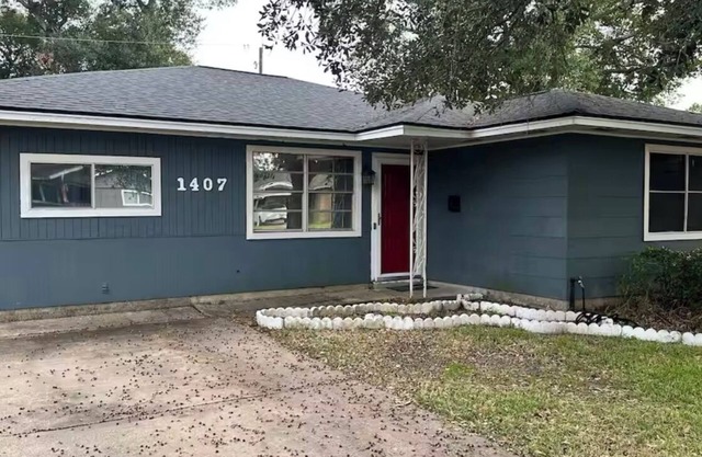 The Red Door Home 3-bedroom house in Nederland Texas. Your home away from home
