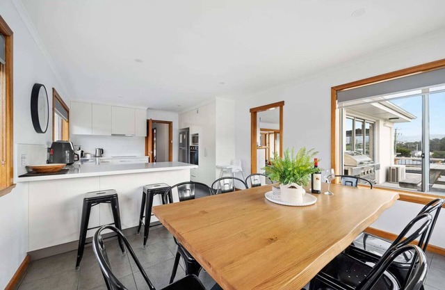 "The Residence" Sleeps 11, Ideal for Large Groups