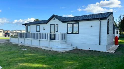 The Retreat 21 Lodge- Hot Tub, pet friendly, WiFi, bath - Golden Palm Resort - Meadow Lakes Caravan & Lodge Hire