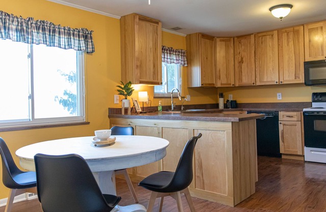 The Retreat at CCWC - Three bedroom house, minutes from Ohio U. & Athens.