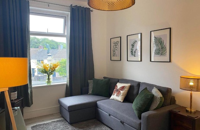 The Retreats 1 Kenfig Hill Pet Friendly 2 Bedroom Flat with King Size bed twin beds and sofa bed sleeps up to 5 people