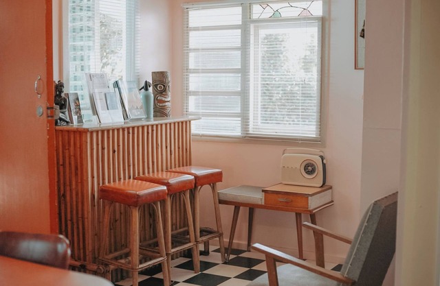 The ReTrO Beach Shack. 1 house from beach, WiFi, Arcade Machine, Walk to cafes