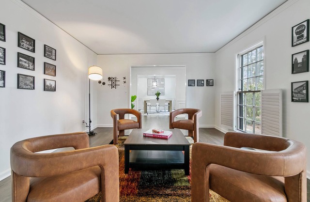 The Retro Minimalist Cozy 3BR Home in Upscale Sandy Springs near Northside Med