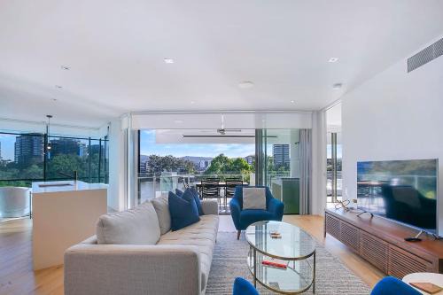 'The Riveredge' Chic Resort-Style Luxury near CBD