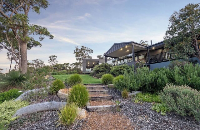The Roo House Sprawling Bushland Retreat near Town