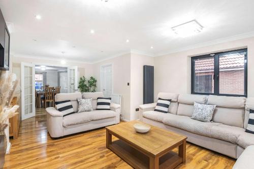 The Roost Group - 8-Bed Home, 5 Mins to M25&A13