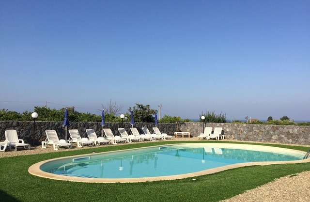 THE RUSTIC POZZILLO-ACIREALE HOUSE WITH SHARED POOL