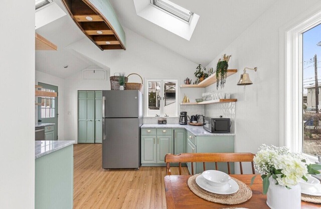 The Seafoam House: Steps to beach and village!