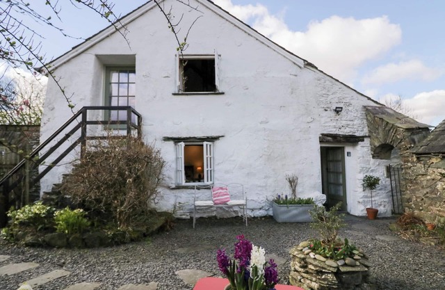 THE SHIPPEN, pet friendly, character holiday cottage in Crosslands