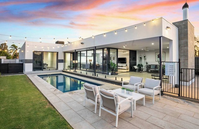 The Sinatra Holiday House in Mulwala - great for 10 singles!
