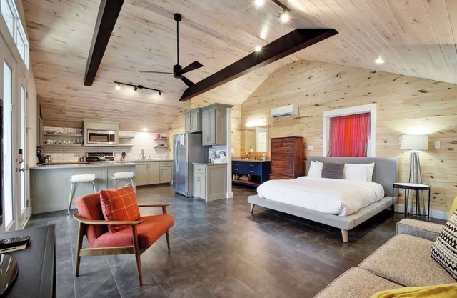 The Soco Studio | Chic Stay w/Balcony