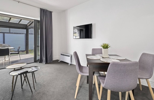 THE SOMBRE DUCK AT BENBRAE - CARDRONA HOLIDAY APARTMENT in Glendhu Bay