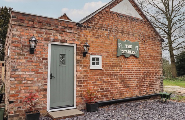 THE STABLES, pet friendly, with a garden in Chester