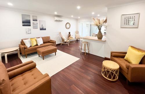 The Swan Lakehouse - Buff Point