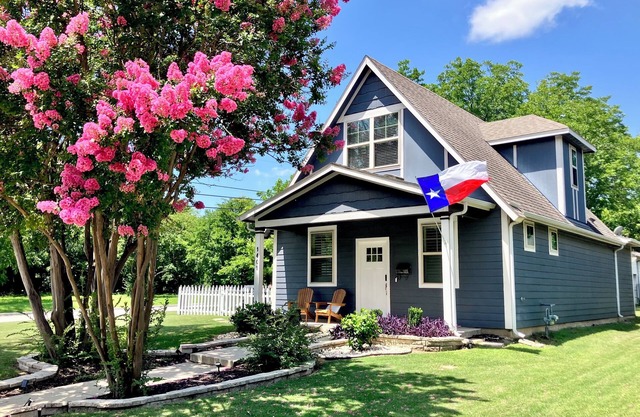 The Texas Bluebonnet, Spacious 3 Bdrm Home in Downtown McKinney Area