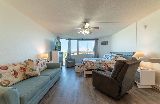 The Tip-Sea Turtle Panama City Beach, Beachfront Studio! Sleeps 4