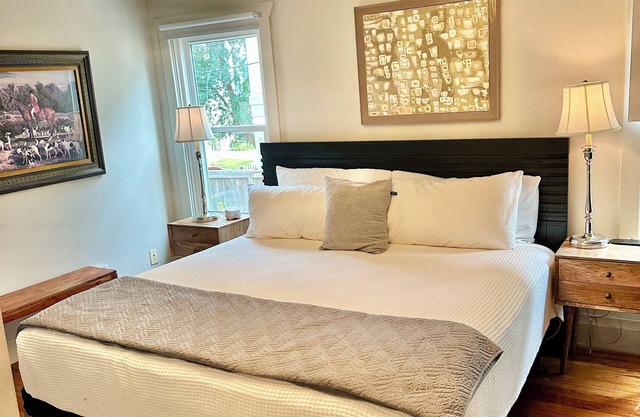 THE URBAN CANOPY RETREAT, PET FRIENDLY, PRIVATE DRIVEWAY PARKING