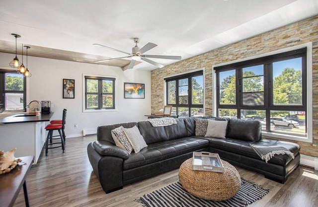 The Urban Coastal : Downtown Saugatuck - Cozy Condo with Lakeside Views