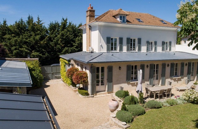 The Villa Estrella-Les Demoiselles in Versailles