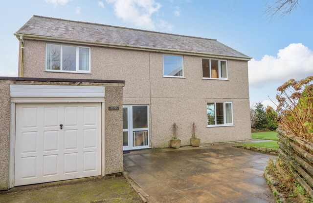 THE VILLA, pet friendly, with a garden in Harlech