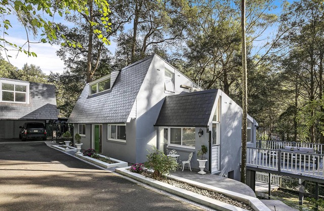 The Wahroonga Oasis (ISYD) - A Unique 4 Bedroom Oasis Retreat with office space that can converted be self-contained studio with bathroom and kitchen
