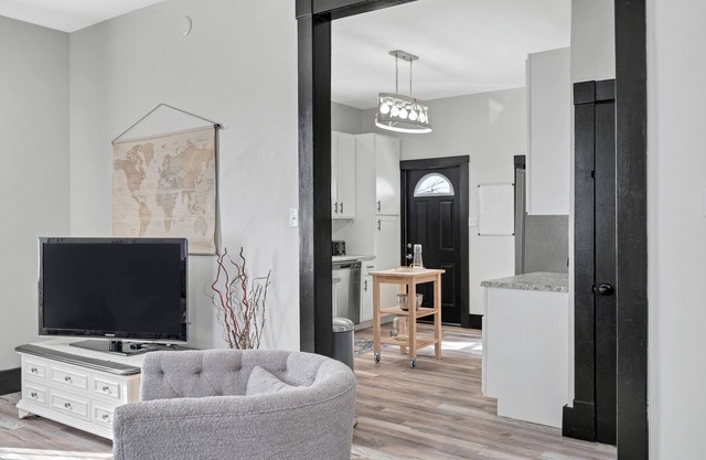 The WashMO Hospitality House WALK to riverfront, shopping, wine shuttle, HOT TUB