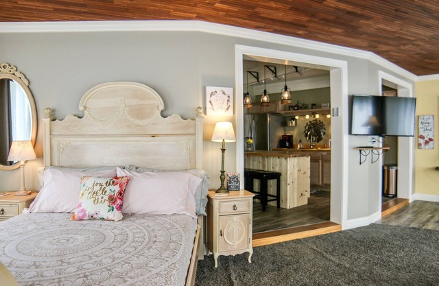 The Waterfall Suite Studio Apartment With Kitchen and Hot Tub!