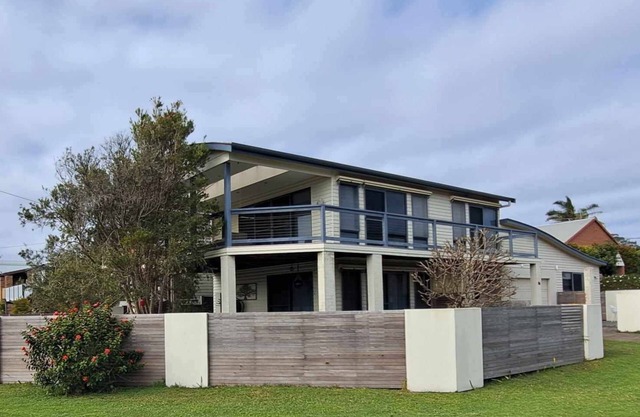 The Wave House - Prime location, close to beaches & amenities |ocean view decknn