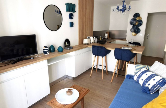 The White Palace - 90m from the beach with parking