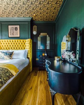 The Windsor Tapestries by Casa by Grace - Luxury 4 Bed Home, Sleeps up to 9, Hot Tub, Free Parking, Dog Friendly, Legoland, Windsor Castle