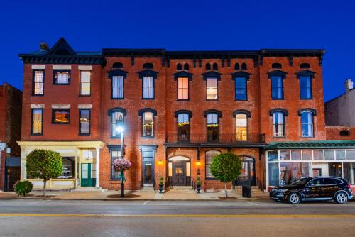 The Woodford Hotel