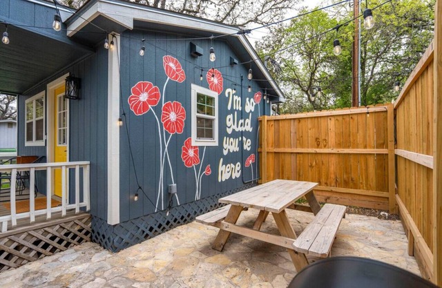 The Yellow Door - Walk to Downtown Wimberley, Market Days and River Access!