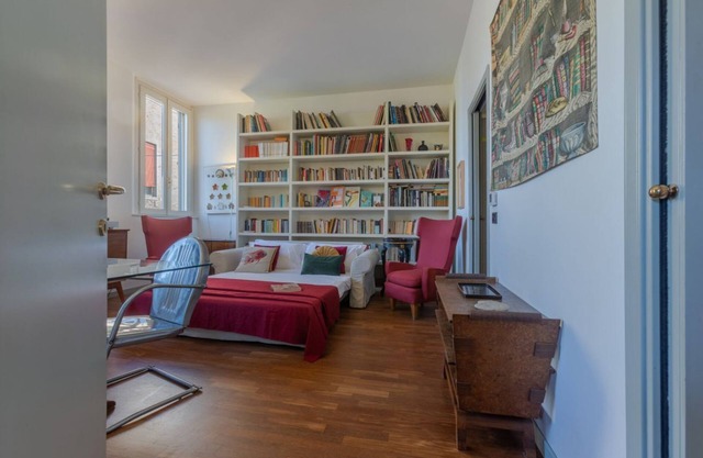 'The Yellow House' central Apartment!