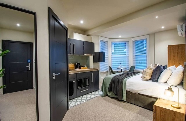 Thetford Hive Aparthotel Deluxe Suite 2