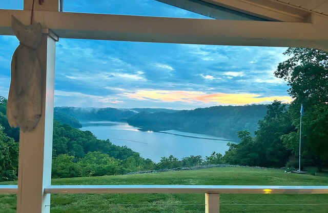 tHidden Gem on Dale Hollow Lake– Breathtaking Views & Spacious, Secluded Comfort