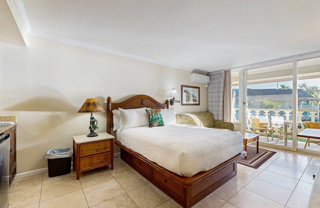 Third floor resort studio - ocean-view lanai - steps to beachside pool, hot tub