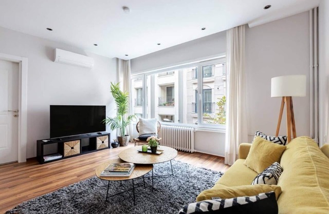 This apartment is a 4 bedroom(s), 2 bathrooms, located in Şişli, İstanbul.