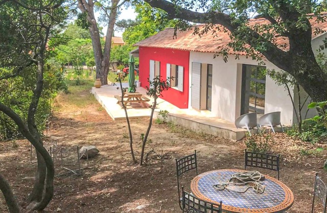 This beautiful cottage with swimming pool welcomes you at the foot of the hills of Marcel Pagnol, at