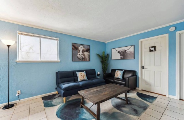 This duplex is a 2 bedroom(s), 1 bathrooms, located in Austin, TX.
