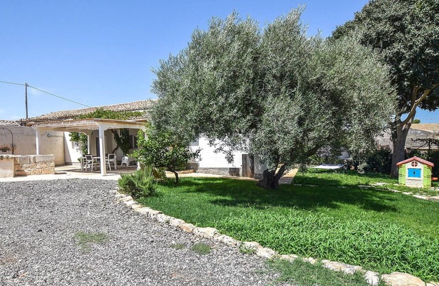 This elegant and functional accommodation in the countryside of Modica awaits you.