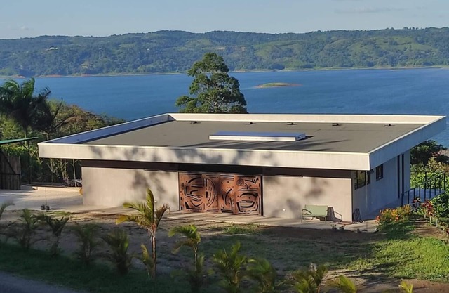 This house is a 2 bedroom(s), 2.5 bathrooms, located in Tronadora, Provincia de Guanacaste.